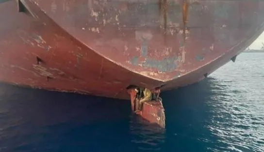 Imigrantes viajam 11 dias agarrados em leme de navio com destino à Espanha