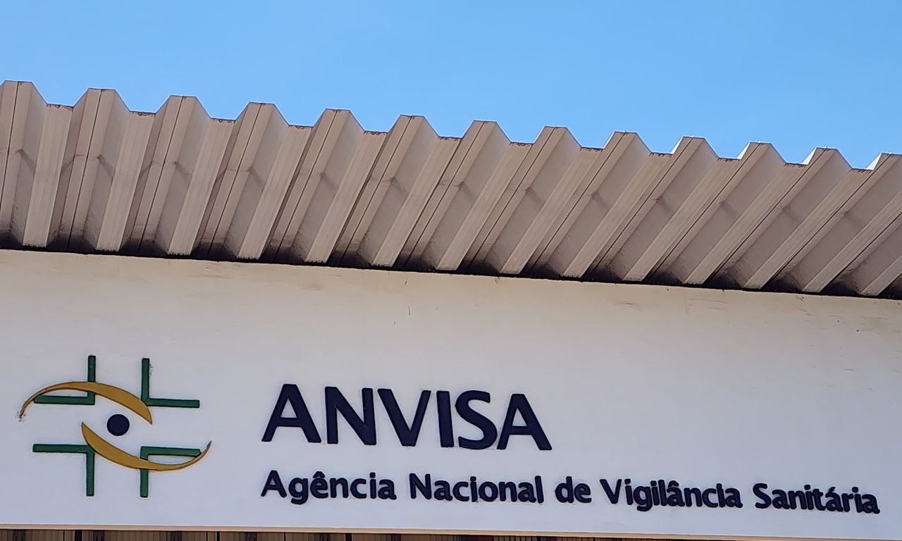 A decisão da Anvisa também suspende a comercialização, distribuição e uso dos lotes específicos até que o risco sanitário seja completamente sanado.. Foto: Reprodução