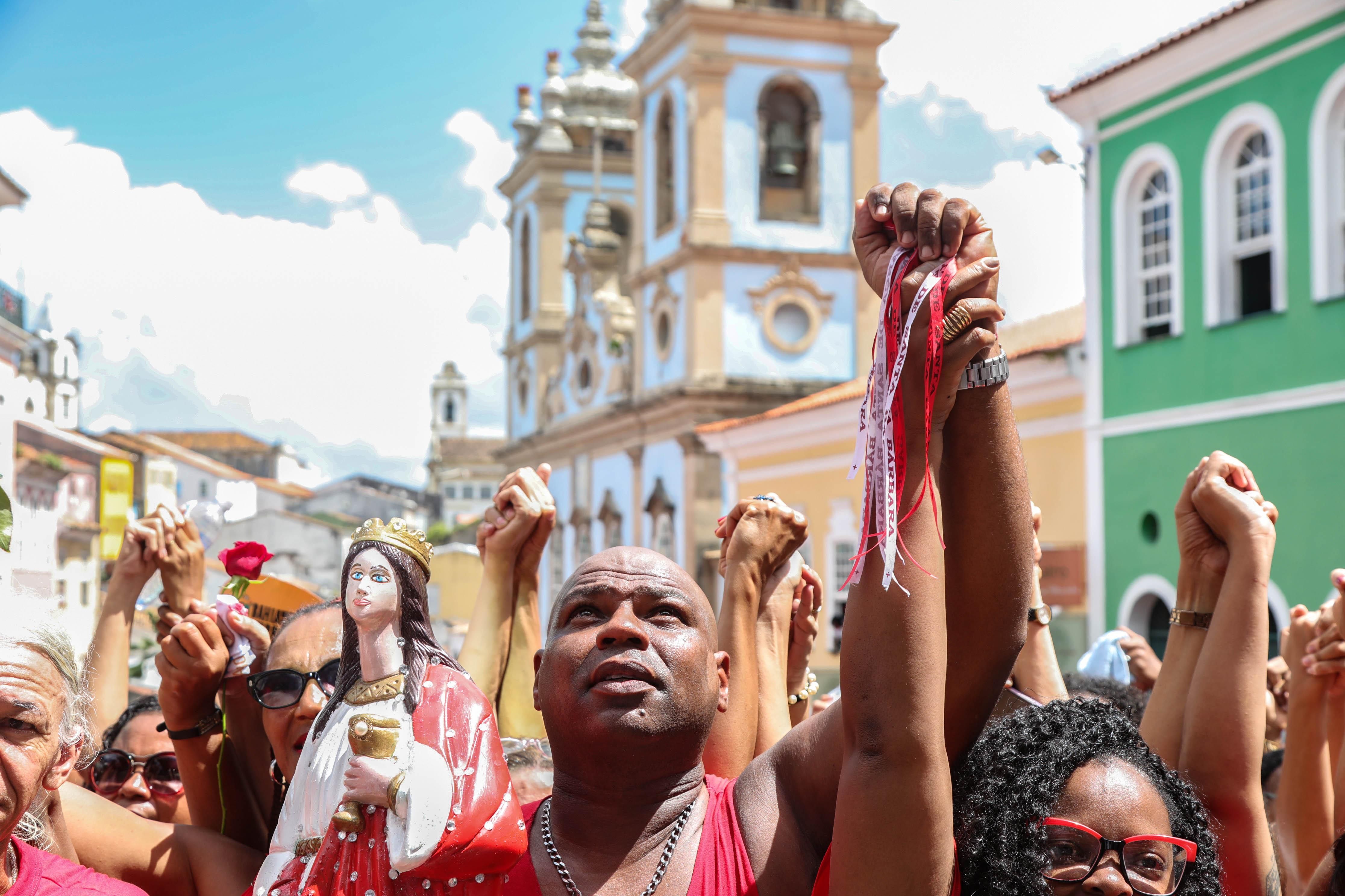 Nas manhãs do dia 4 de dezembro, devotos vestidos de vermelho e branco lotam o Largo do Pelourinho. | Foto: Bruno Concha/Secom