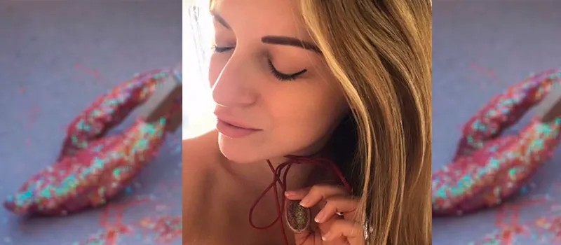 JÓIA RARA: Após cirurgia íntima, modelo retira lábios vaginais e os transformam em pingente