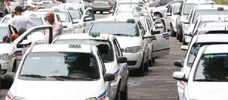 GUERRA TRAVADA: Taxistas fazem carreata exigindo que os ‘Uber’ parem de circular na cidade