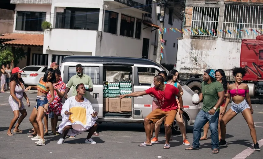 Hit dos anos 2000 'Ovo de Avestruz' ganha clipe; assista