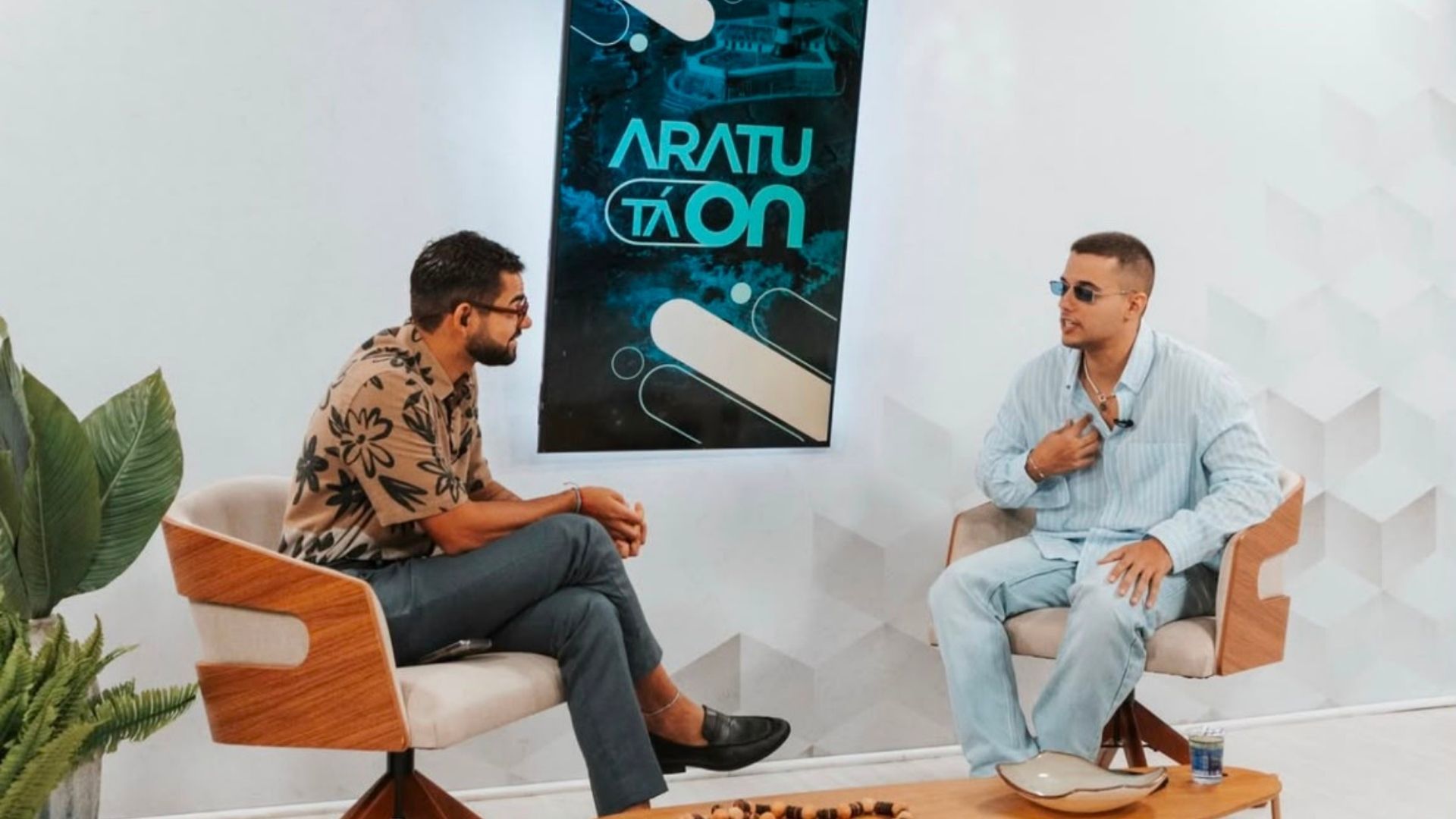 &nbsp;Guga Meyra recha&ccedil;a uso de bebida em show