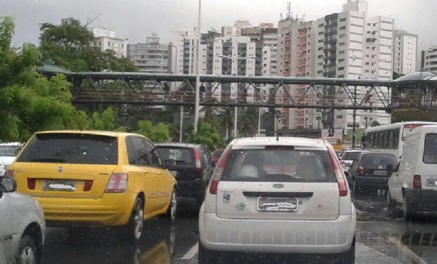 FECHOU O TEMPO: Chuva deixa vias de Salvador com pontos de alagamento, mas trânsito flui