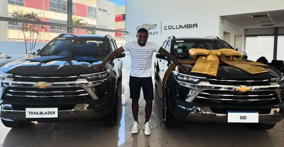 Davi Brito recebe carros que ganhou no BBB 24: 'As crianças chegaram'