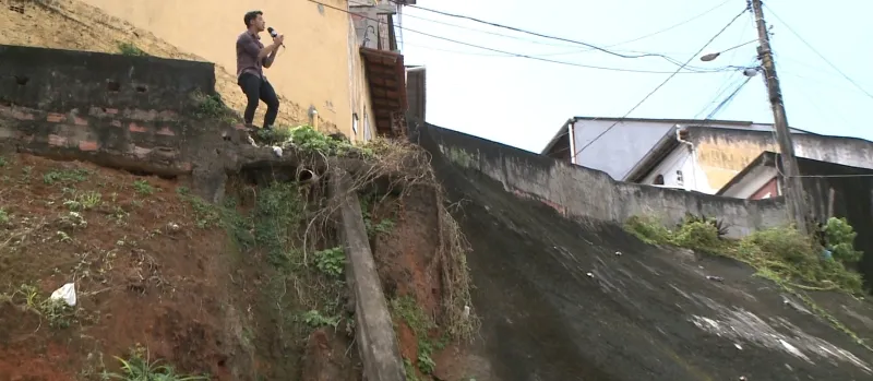 QVP: Moradores denunciam perigo em encosta na região da Baixa do Fiscal