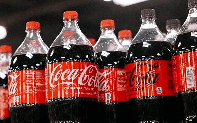 A Coca-Cola vai reduzir a prioridade das embalagens grandes no Brasil e apostar em vers&otilde;es menores e mais acess&iacute;veis/Foto: Divulga&ccedil;&atilde;o