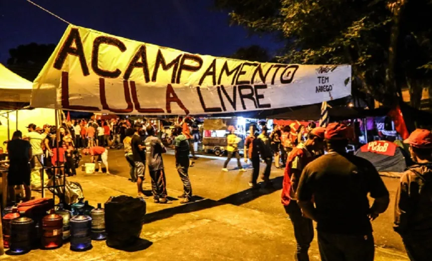 Conheça a história de João: o homem que abandonou a própria vida para "morar" com Lula em Curitiba