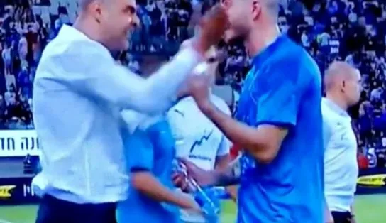  Tapinha? Durante final de equipe sub-21 de Israel, técnico dá tapa em rosto de zagueiro