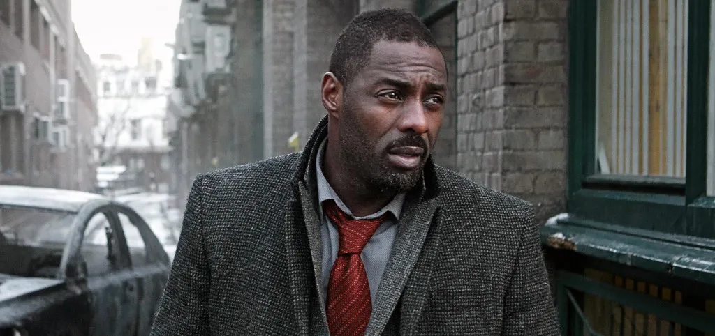 Autor de James Bond quer 007 negro, mas diz que Idris Elba é “muito bruto”