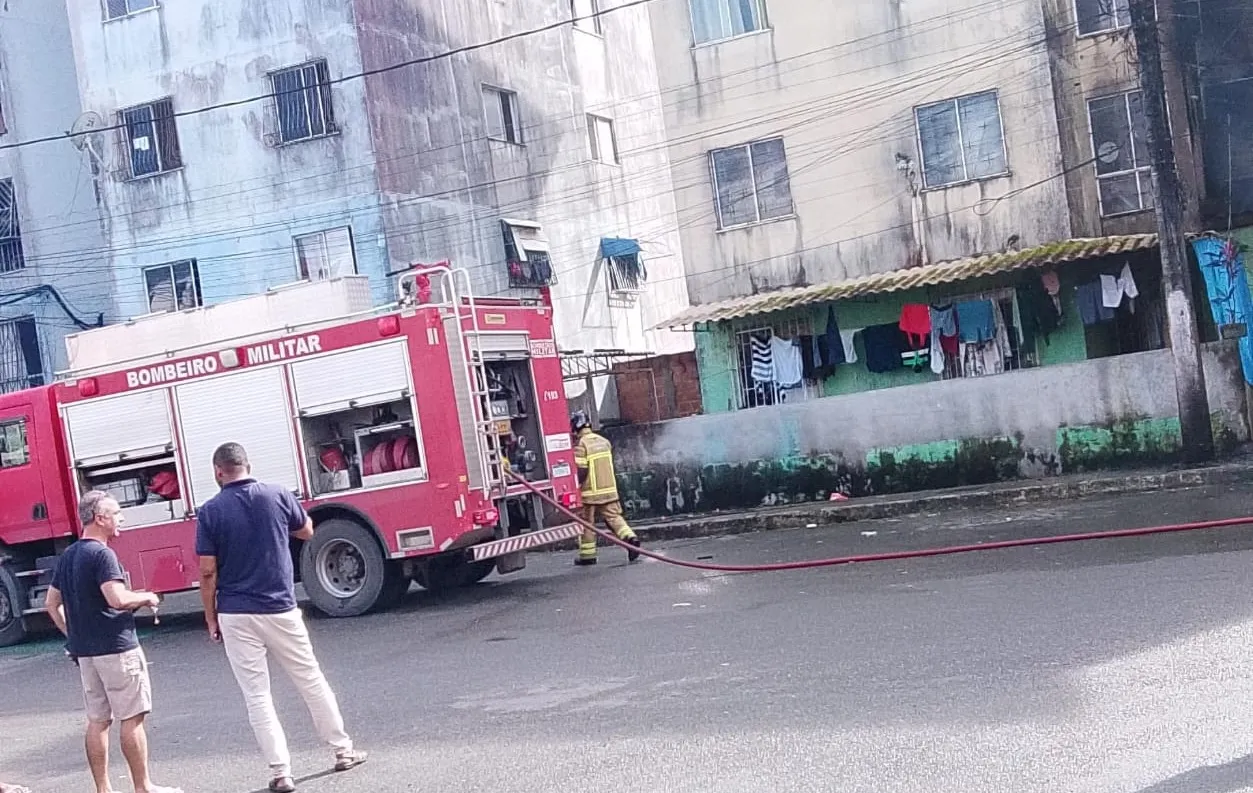 Fogo atinge apartamento em condomínio de Camaçari, na Bahia