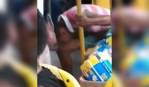 Novo vídeo mostra início da confusão em ônibus após tosse de passageira sem máscara; "vou fazer o quê?"