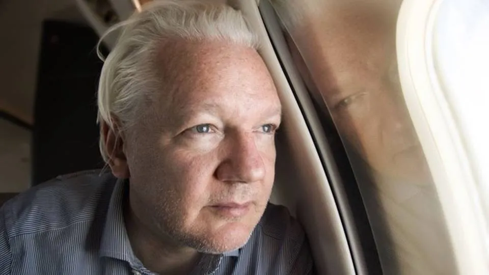 'Aproximando-se da liberdade': WikiLeaks posta foto de Julian Assange a caminho do tribunal