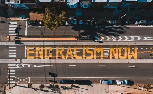 O racismo não é um ato, é um sistema construído historicamente
