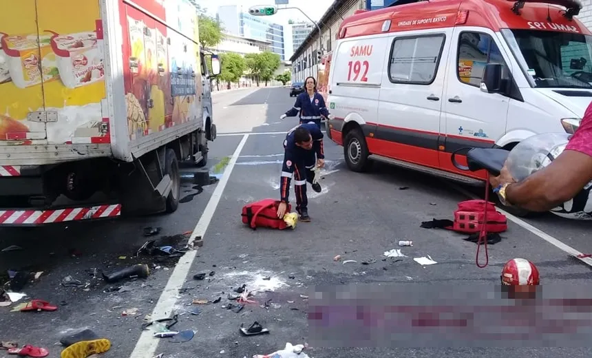 Duas pessoas ficam feridas após acidente com caminhão no Comércio