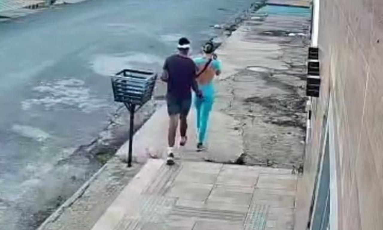 Nas imagens, é possível observar o momento em que a mulher é coagida pelo suspeito. Foto: Imagens de câmeras de segurança
