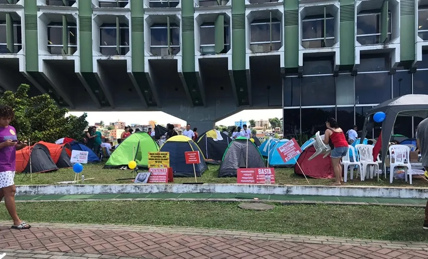 Professores da rede estadual acampam em frente à Secretaria de Educação, no CAB