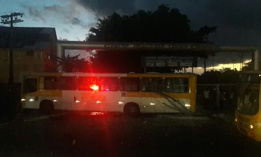 Acidente envolvendo ônibus deixa feridos no bairro da Calçada; Samu está no local