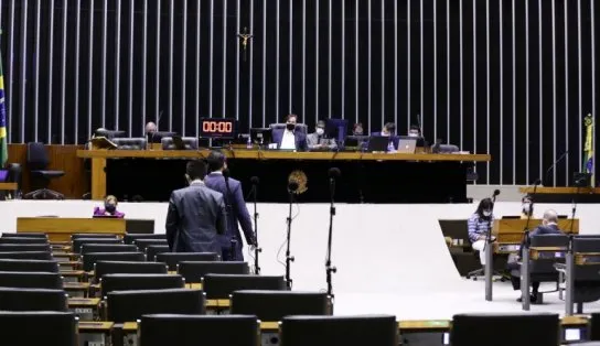 PEC é apresentada com Bolsa Família fora do teto e previsão de gasto extra de R$ 198 bilhões