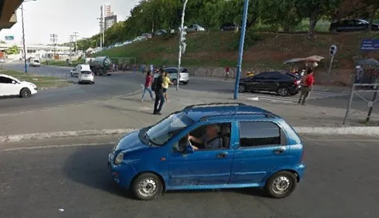 Influenciadora tem carro cercado por cinco homens e é perseguida durante tentativa de assalto em Salvador