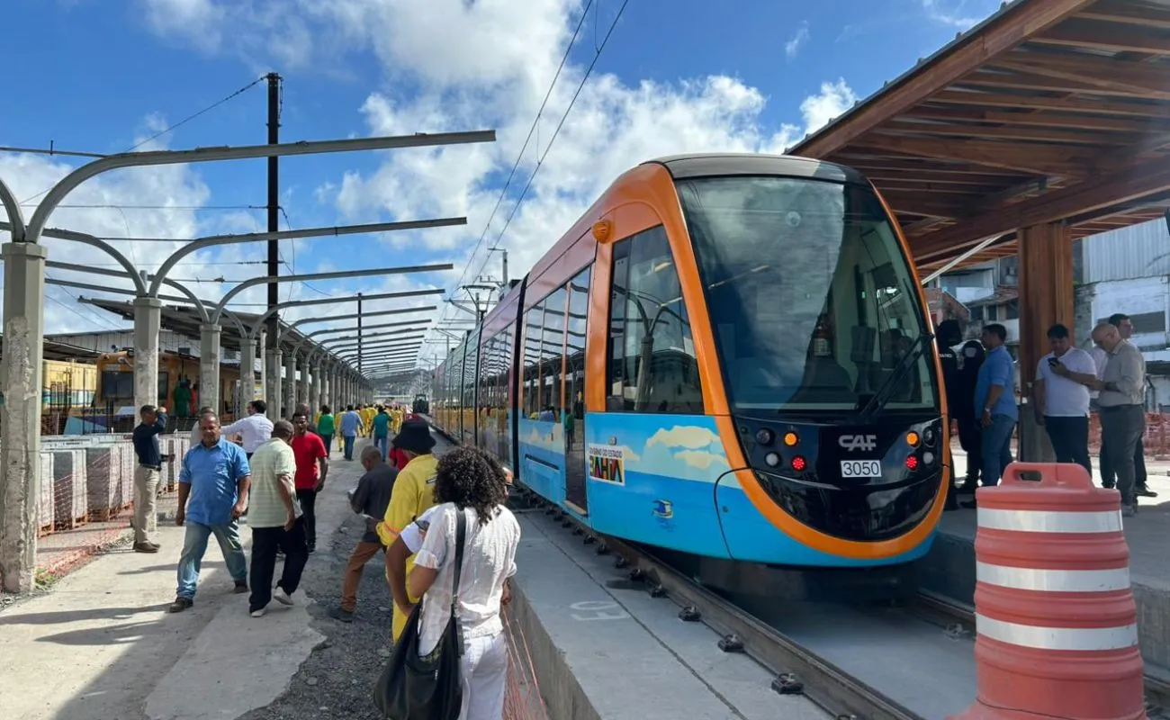 VLT de Salvador faz primeira viagem-teste tripulada; veja imagens