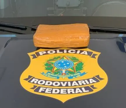 Homem é detido com tablete de cocaína amarrado ao corpo