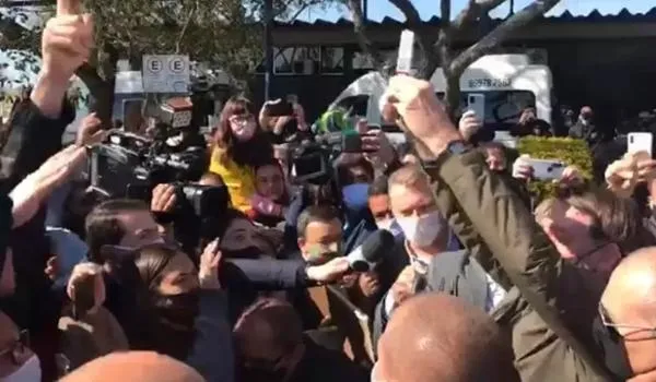 "Todos vocês vão pegar, um dia. Têm medo do quê?", pergunta Bolsonaro em aglomeração no sul do país