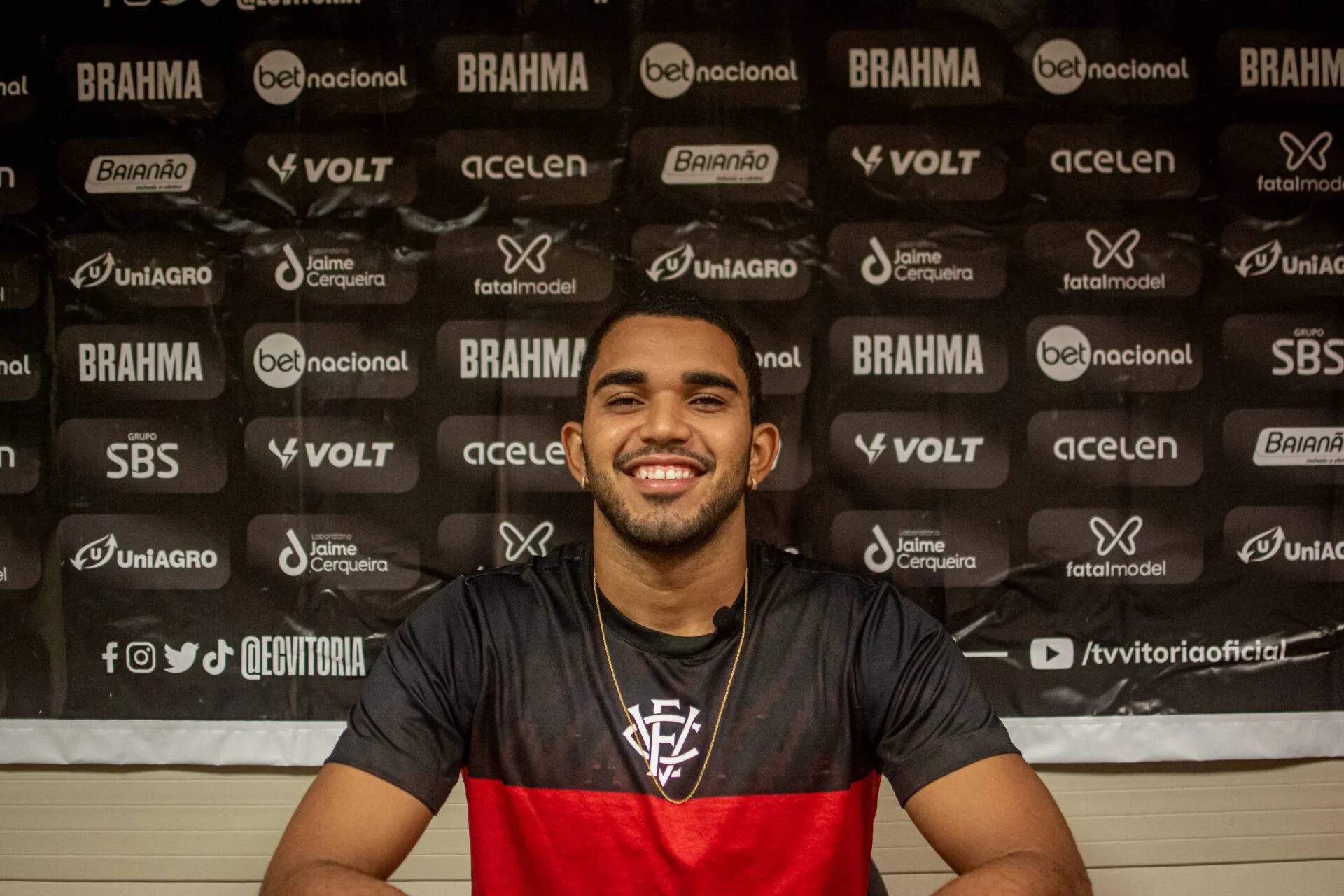 Lucas Arcanjo celebra sequência de jogos no Vitória e afirma não ter medo de críticas