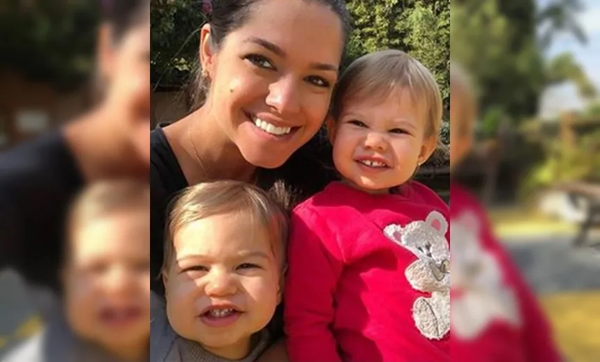 Thais Fersoza posa com os filhos e semelhança entre os pequenos confunde fãs