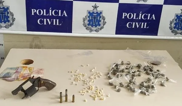 Homem que estava foragido após romper tornozeleira em saída temporária é detido em flagrante por tráfico de drogas