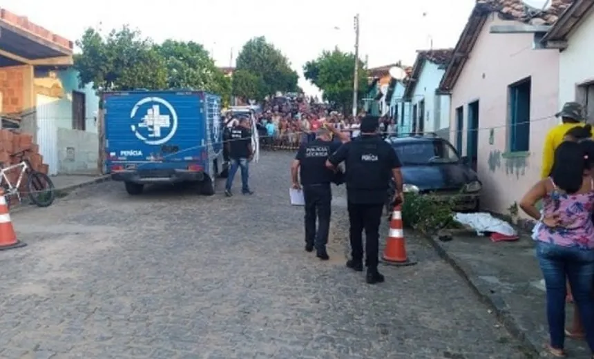 Meninas de 12 e 2 anos morrem atropeladas na porta de casa no interior da Bahia
