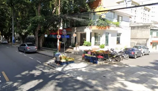 Homem invade doceria em bairro nobre em Salvador e é salvo pela PM durante agressões  