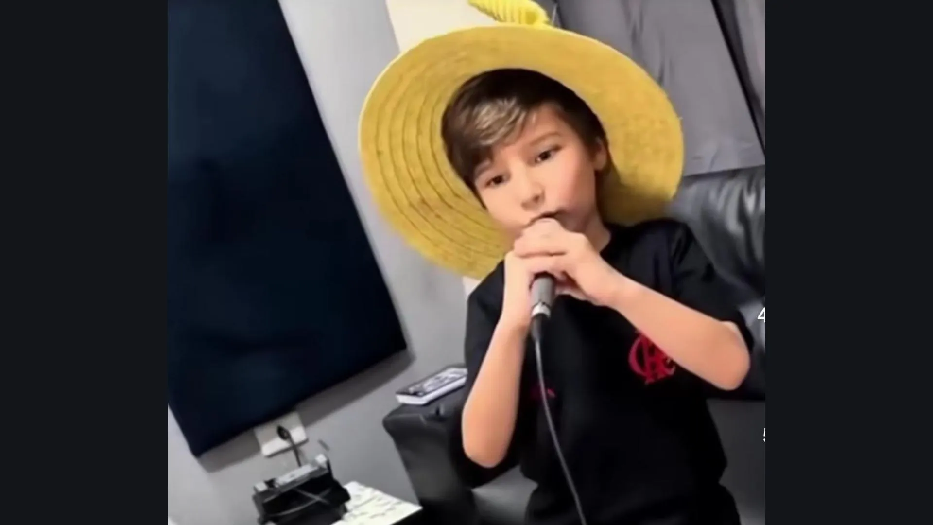 Criança baiana faz sucesso nas redes com paródia 'Piruliru Baby'