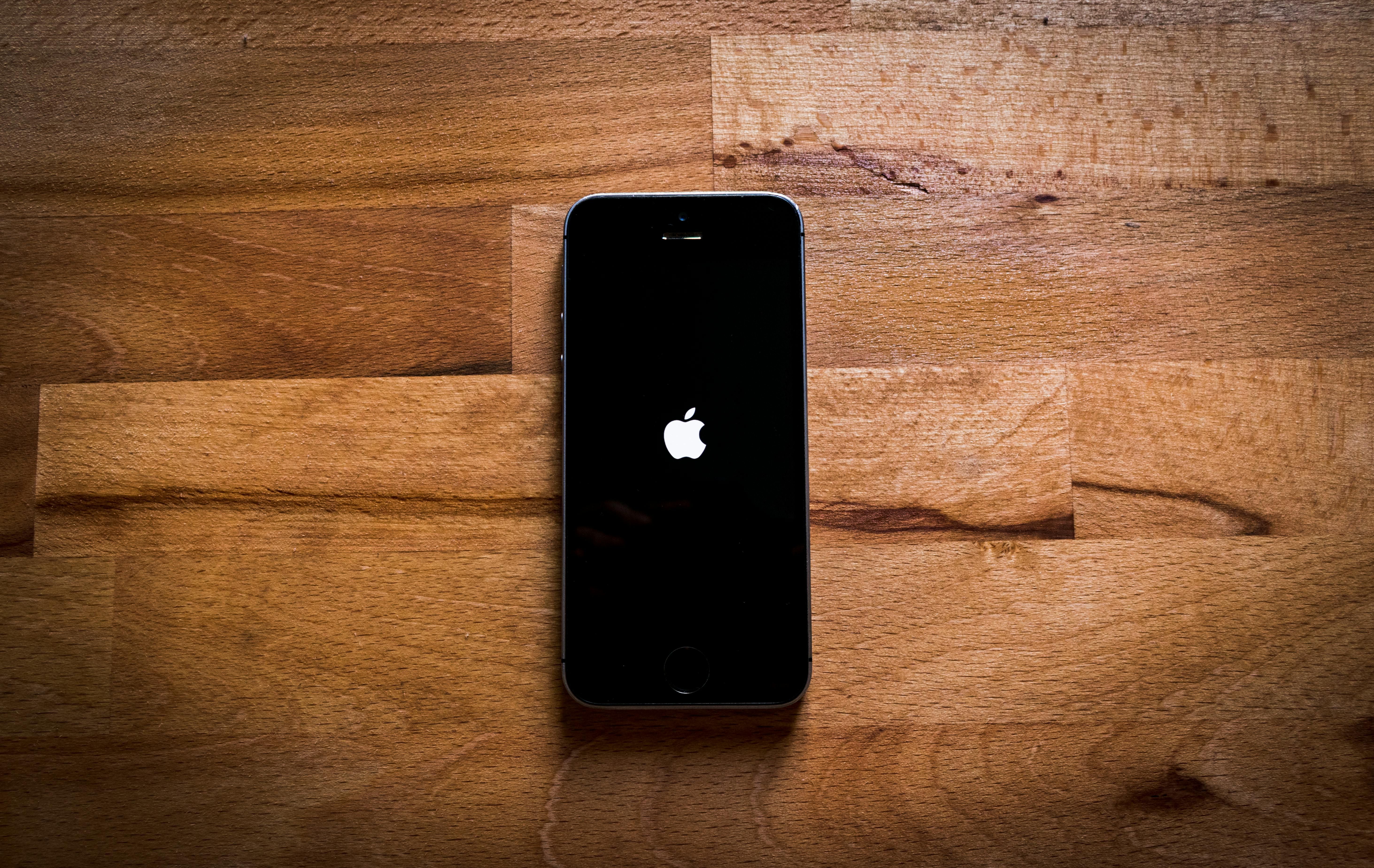 O carregamento MagSafe deve chegar a 50 W, superando a geração anterior, e toda a série contará com suporte ao Wi-Fi 7. | Foto: Ilustrativa/Pexels