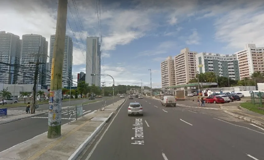 Carro bate em poste e três pessoas ficam feridas no bairro do Stiep