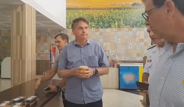 Bolsonaro passeia por Salvador e come pastel em posto de gasolina na periferia; veja vídeo
