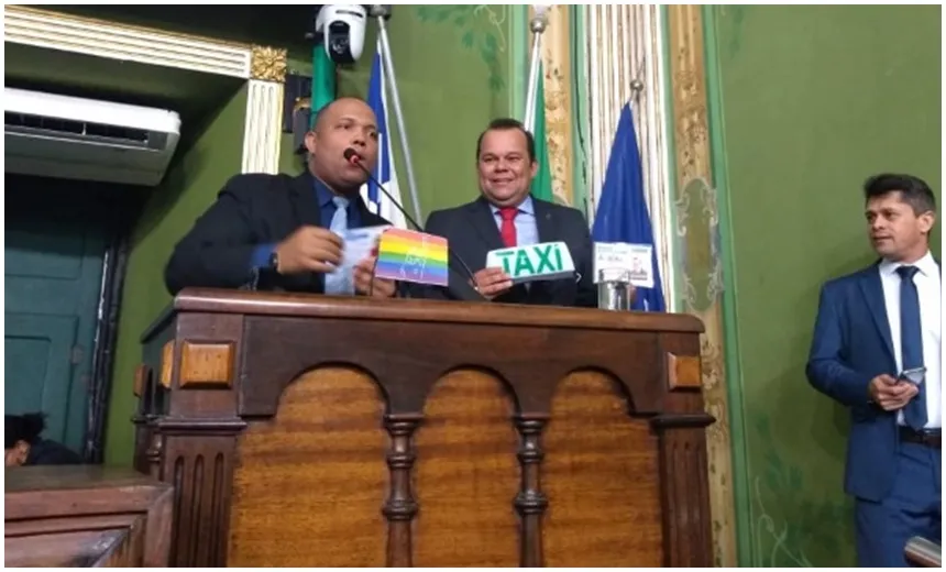 Presidente da Câmara ganha alvará de taxista após regulamentação de apps de transporte