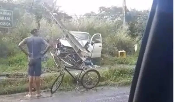 Suspeito de roubar carro em Coutos bate contra poste e fica ferido na Estrada do Derba 