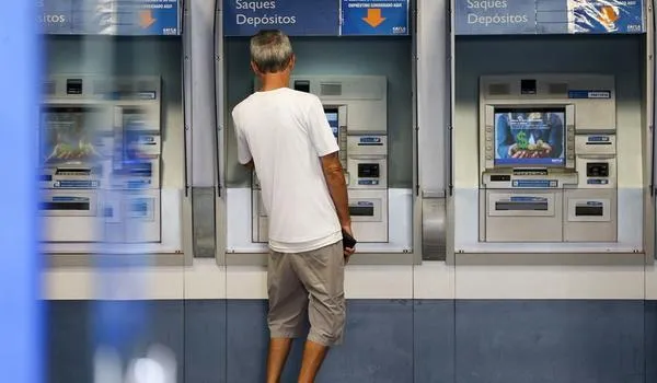 Caixa abrirá mais de 700 agências neste sábado para atendimento de serviços; confira