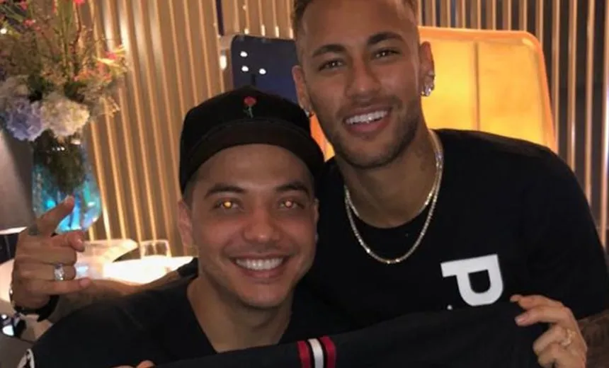 Com traje de gala e show de Safadão, Neymar proíbe uso de celular em festa de aniversário