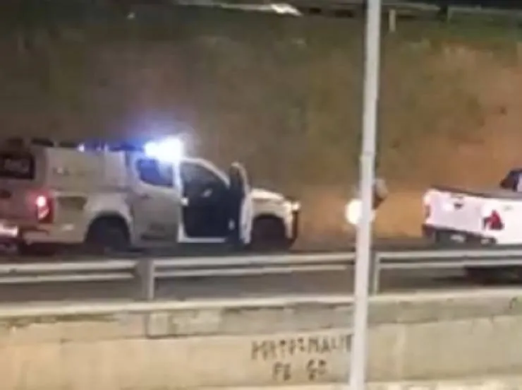 Com carro roubado, homem troca tiros com PMs e abandona veículo na Avenida San Martin
