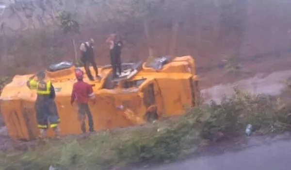 Duas pessoas ficam feridas após carro-forte capotar na BR-101; vídeo
