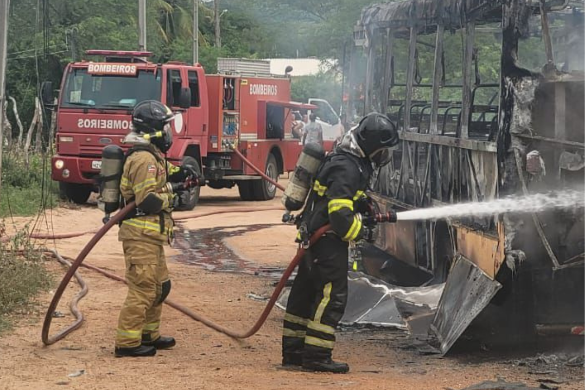 &Ocirc;nibus Escolar Pega Fogo, No Munic&iacute;pio De Gl&oacute;ria. Foto: Reprodu&ccedil;&atilde;o Corpo de Bombeiros 