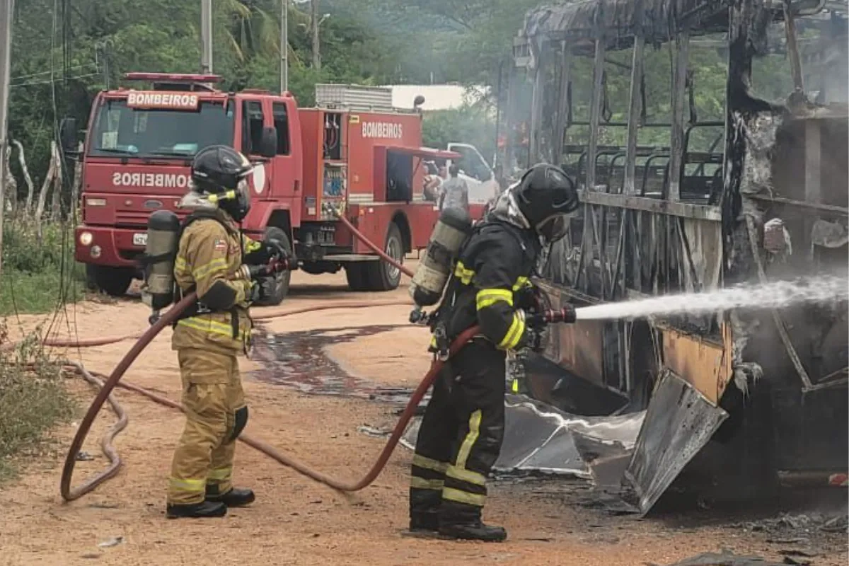 Ônibus escolar pega fogo em estrada rural no interior da Bahia