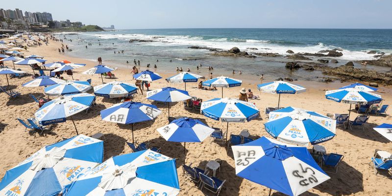 As problemáticas em relação às barracas incluem a ocupação excessiva do espaço, a privatização da faixa de areia, problemas relacionados à limpeza e poluição, e a desorganização causada pelo desrespeito às normas municipais/Foto: Monique Renne