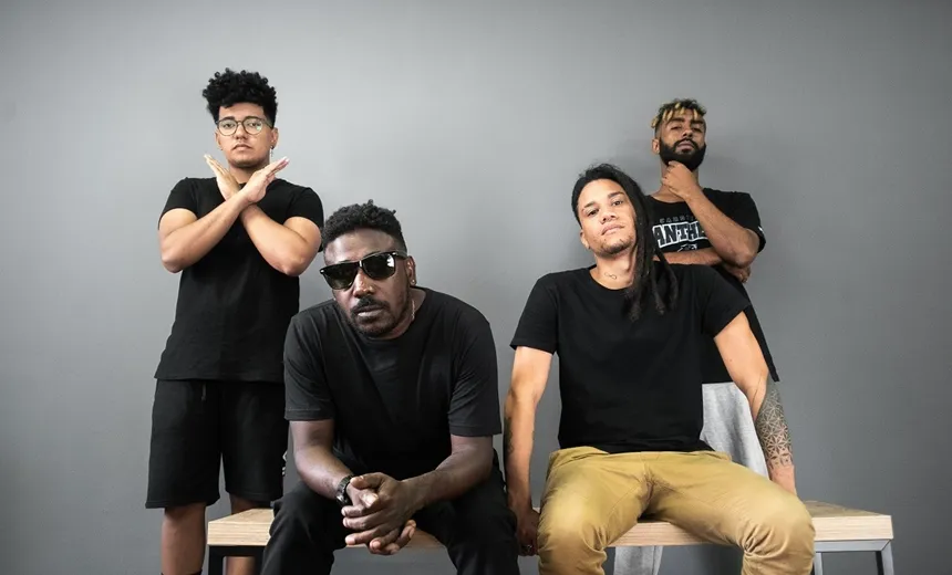 Polêmica: banda ÀTTØØXXÁ denuncia racismo e 'chuta' quadros escravagistas de decoração de hotel, em Belo Horizonte 