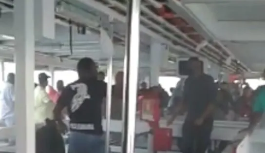 Motor de embarcação pega fogo e assusta passageiros da travessia Mar Grande-Salvador perto de completar 4 anos da grande tragédia