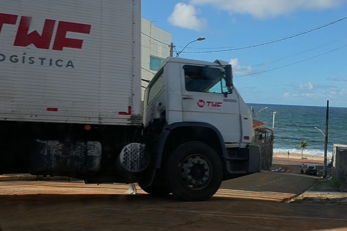 Caminh&atilde;o cai em buraco em Amaralina. Foto: Reprodu&ccedil;&atilde;o | V&iacute;deo