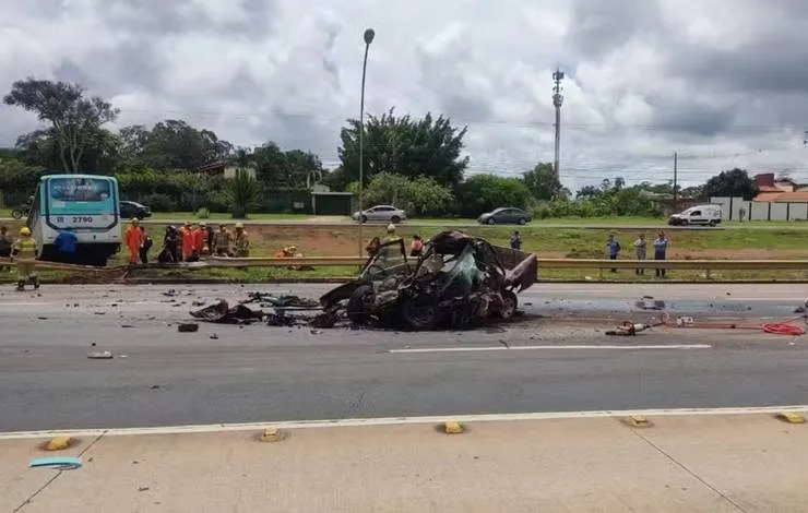 Acidente entre caminhonete e ônibus mata uma pessoa e deixa 15 feridos no DF