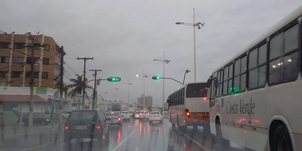 Mau tempo: chuva deixa trânsito lento em Salvador